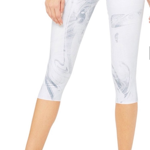 🆕 ALO yoga Airbrush Capri leggings SIZE SMALL - Picture 4 of 7
